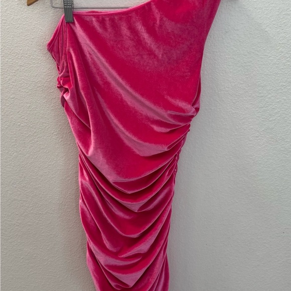 NWT MISCREANTS Elegant Velvet Pink One-Shoulder Dress size 8 - Picture 3 of 4